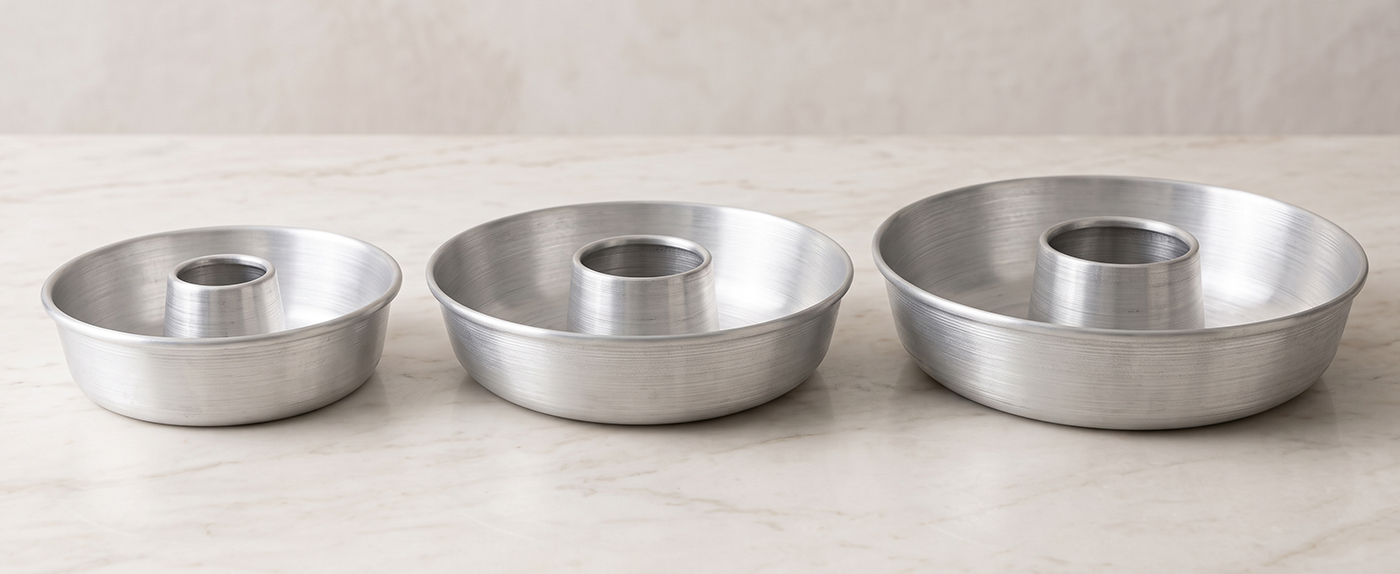 The 8-inch, 9.5-inch, and 11.2-inch Globe Rocket pans lined up side by side for scale